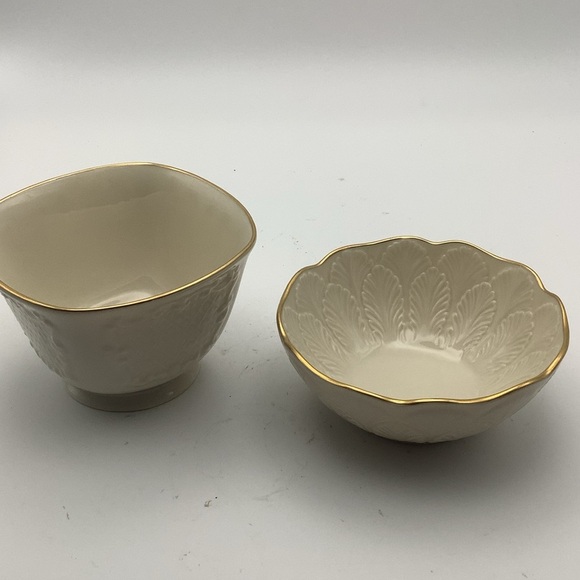 Two Classic Lenox Small Embossed Bowls - Picture 4 of 12
